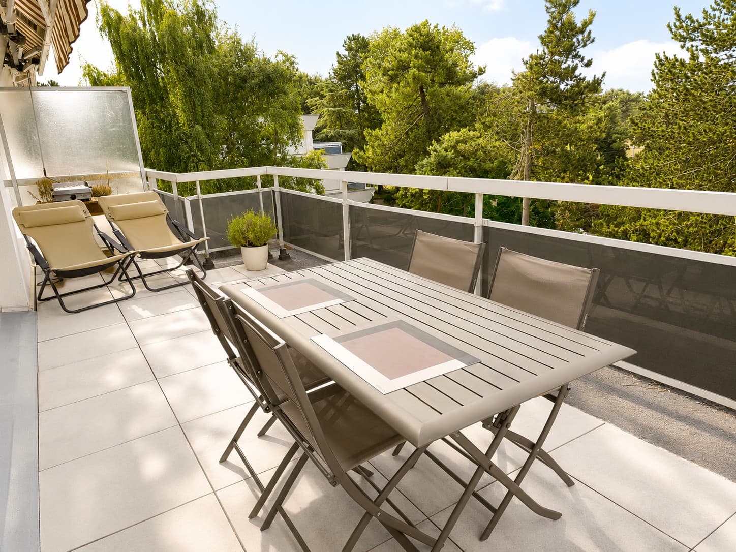 Le Golf – Terrasse face aux pins
